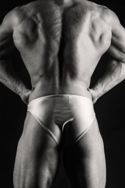 Kaslı erkek bodyon bir siyah beyaz fotoğraf.