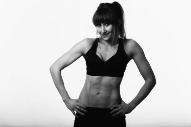 Şık ve seksi karın hafif bir arka plan üzerinde.