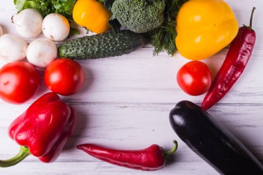Beyaz tahta üzerine taze sebze
