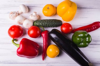 Beyaz tahta üzerine taze sebze