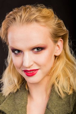 şık sarışın paltolu. moda fotoğraf