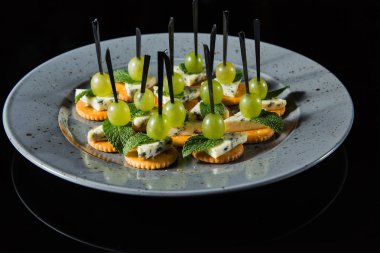 üzüm ve peynirli kanepe