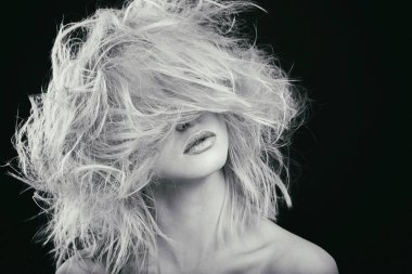 moda sarışın siyah beyaz bir fotoğraf üzerine.