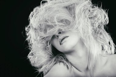 moda sarışın siyah beyaz bir fotoğraf üzerine.
