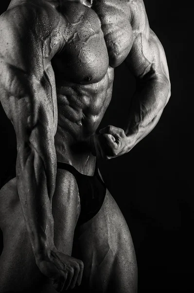 Erkek güç fitness üzerinde bir siyah beyaz fotoğraf. — Stok fotoğraf