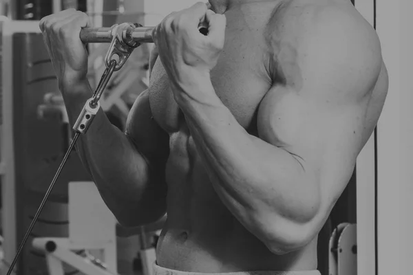 El hombre en el gimnasio — Foto de Stock