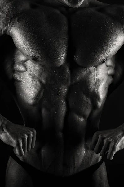 Erkek güç fitness üzerinde bir siyah beyaz fotoğraf. — Stok fotoğraf