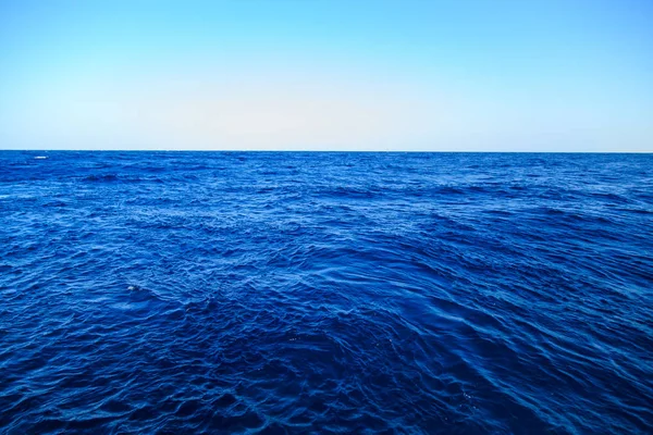 Hermoso mar azul. Belleza de la naturaleza . — Foto de Stock