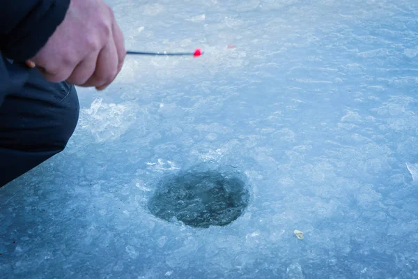 Eisfischen. Winterfischen — Stockfoto