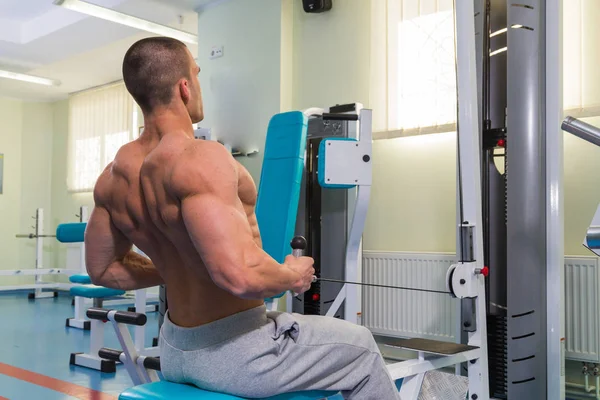 Proceso de entrenamiento de hombres en el gimnasio — Foto de Stock