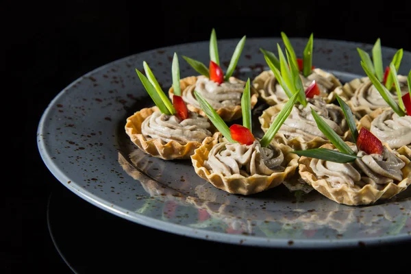 Yapıştır büfe yemekleri ile kanepeler