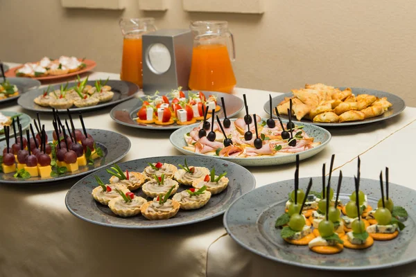 Mesa Buffet Platos, comida sabrosa . — Foto de Stock