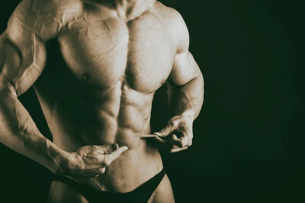 Proceso de entrenamiento de hombres en el gimnasio — Foto de Stock