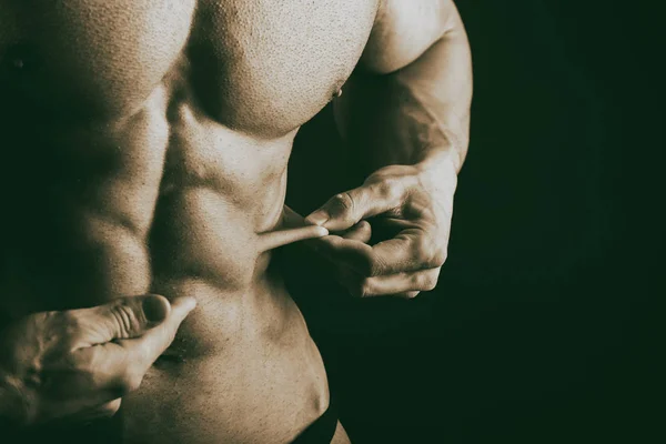 Proceso de entrenamiento de hombres en el gimnasio — Foto de Stock