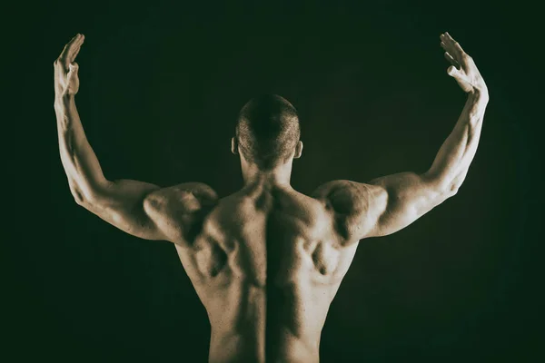 Processus d'entraînement hommes à la salle de gym — Photo