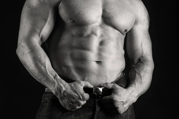 어두운 배경에 근육 남성 바디. — 스톡 사진