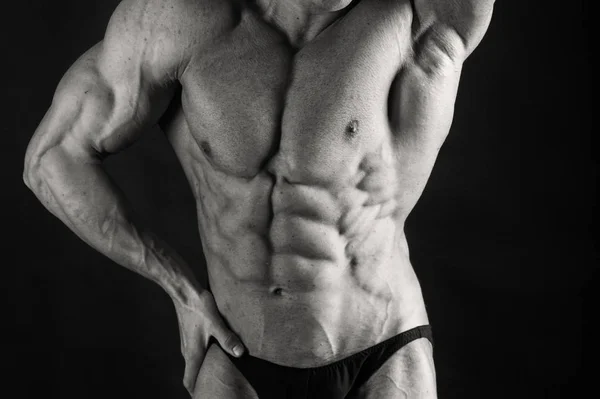 Proceso de entrenamiento de hombres en el gimnasio — Foto de Stock