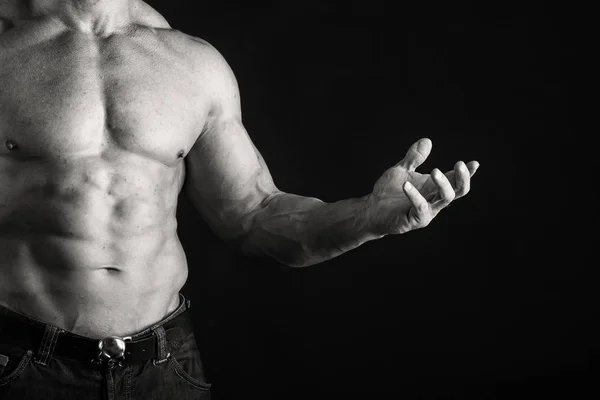 Corpo masculino muscular em um fundo escuro . — Fotografia de Stock