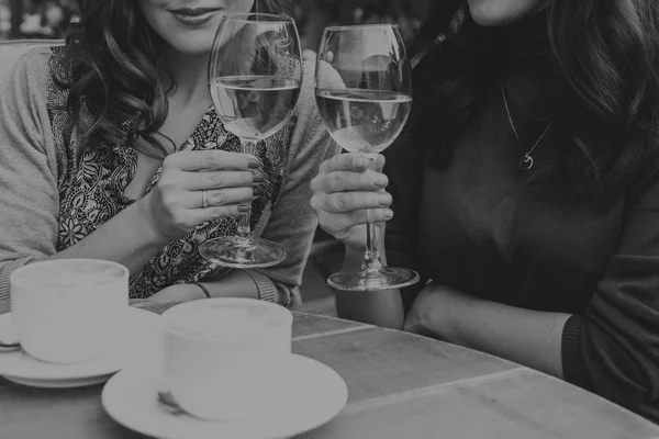 Femme buvant du champagne dans un café — Photo