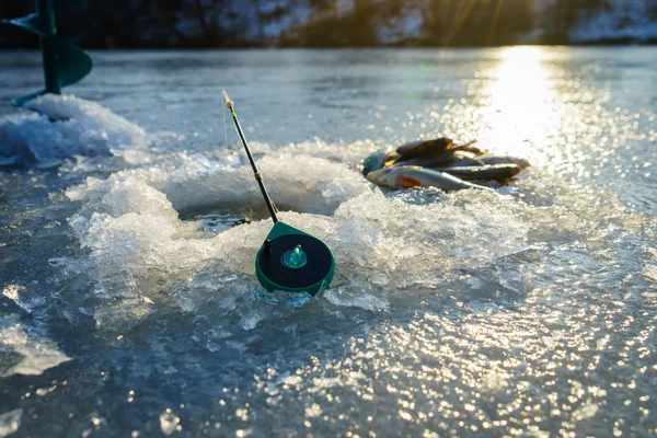 Pesca invernale, pesca sul ghiaccio — Foto Stock