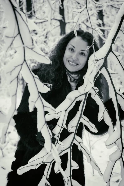 Winter frost. Beautiful woman in a fur coat — Stock Photo, Image