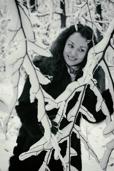 Gelo de inverno. Mulher bonita em um casaco de peles — Fotografia de Stock