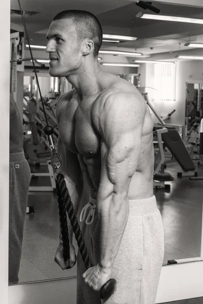 Latar belakang pada pria di gym — Stok Foto