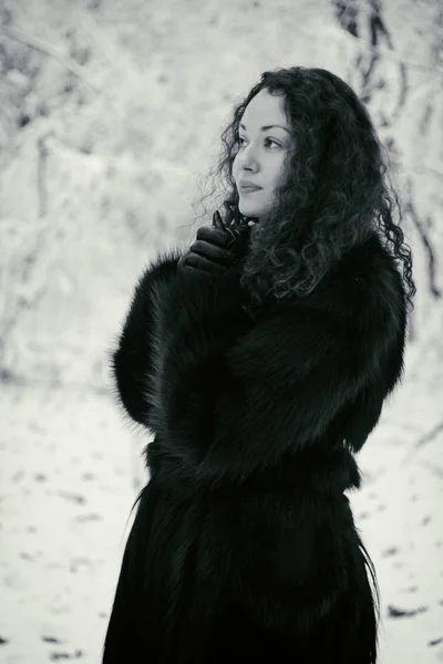 冬の霜.毛皮のコートで美しい女性 — ストック写真