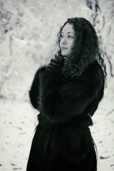 Winter frost. Beautiful woman in a fur coat — Stock Photo, Image