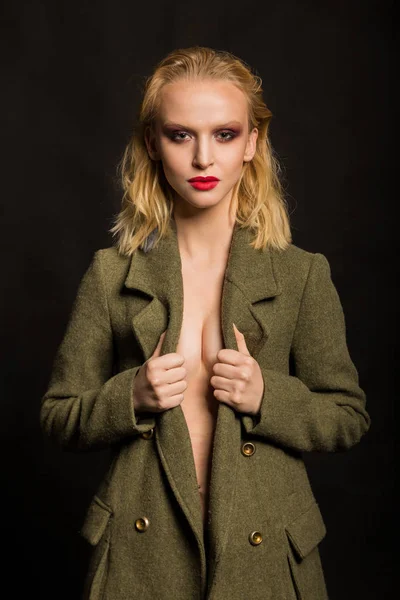 Blonde élégante en manteau. photo de mode — Photo