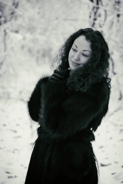 Zimní mráz. Krásná žena v kožichu — Stock fotografie