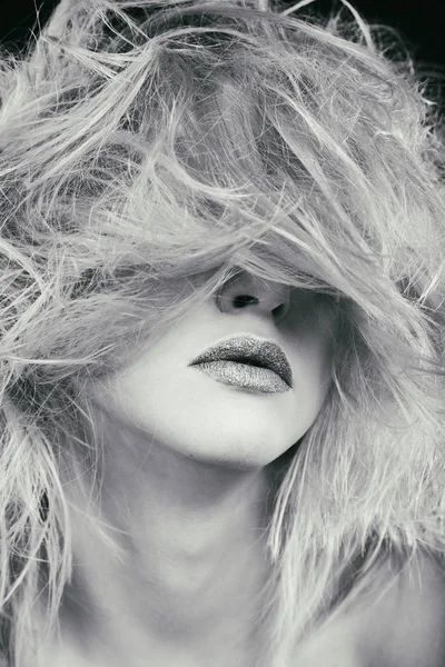 moda sarışın siyah beyaz bir fotoğraf üzerine.