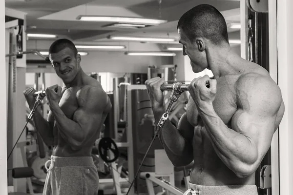 Background on the man in the gym — Stock Photo, Image