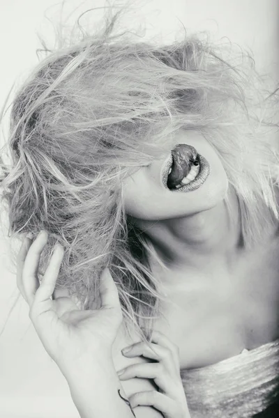 Fashion blonde on a black and white photo. — Stock Photo, Image