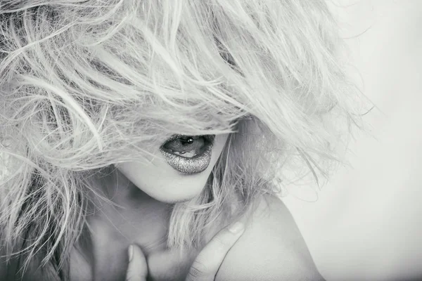 Mode-Blondine auf Schwarz-Weiß-Foto. — Stockfoto