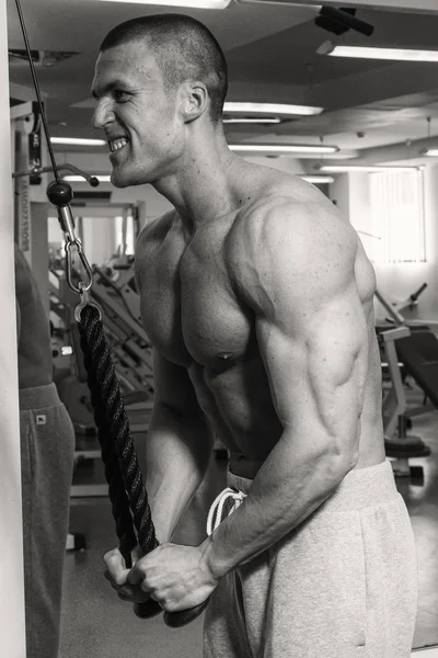 Contexte sur l'homme dans la salle de gym — Photo