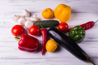Beyaz tahta üzerine taze sebze