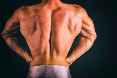 Onların kas gösteren vücut geliştirmeci farklı poz poz veriyor. 