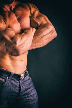 Onların kas gösteren vücut geliştirmeci farklı poz poz veriyor.