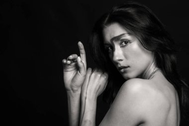 siyah beyaz bir kadın portresi