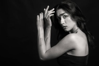 siyah beyaz bir kadın portresi