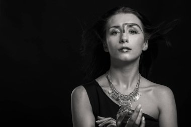 siyah beyaz bir kadın portresi