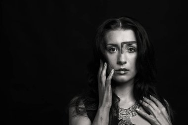 siyah beyaz bir kadın portresi