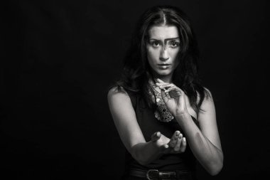 siyah beyaz bir kadın portresi