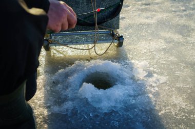 Balık tutma kış. Buzda balık. Buz balıkçılık w gelen balıkçı