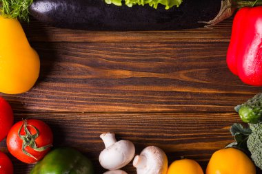 Ahşap arka plan üzerinde farklı organik sebze. Sağlıklı yemek