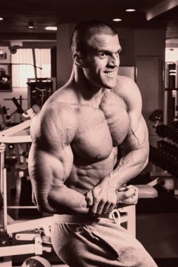 Gösterilen onun sırt ve pazı kas, kişisel fitnes vücut geliştirmeci