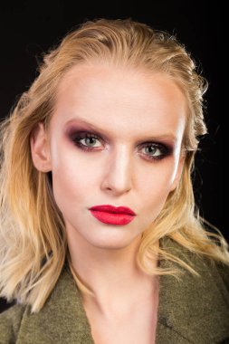 şık sarışın paltolu. moda fotoğraf