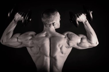 Gösterilen onun sırt ve pazı kas, kişisel fitnes vücut geliştirmeci