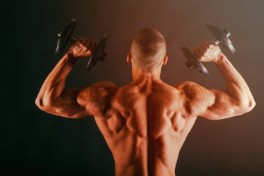 Gösterilen onun sırt ve pazı kas, kişisel fitnes vücut geliştirmeci